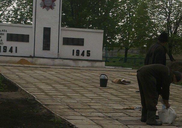 Пора субботников: в Макеевке продолжаются «чистые четверги» (фото) - фото 1 Пора субботников: в Макеевке продолжаются «чистые четверги» (фото) - фото 1