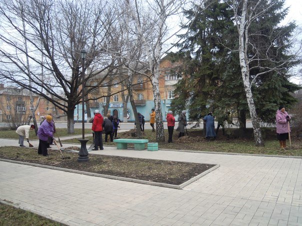 Пора субботников: в Макеевке продолжаются «чистые четверги» (фото) - фото 1 Пора субботников: в Макеевке продолжаются «чистые четверги» (фото) - фото 1