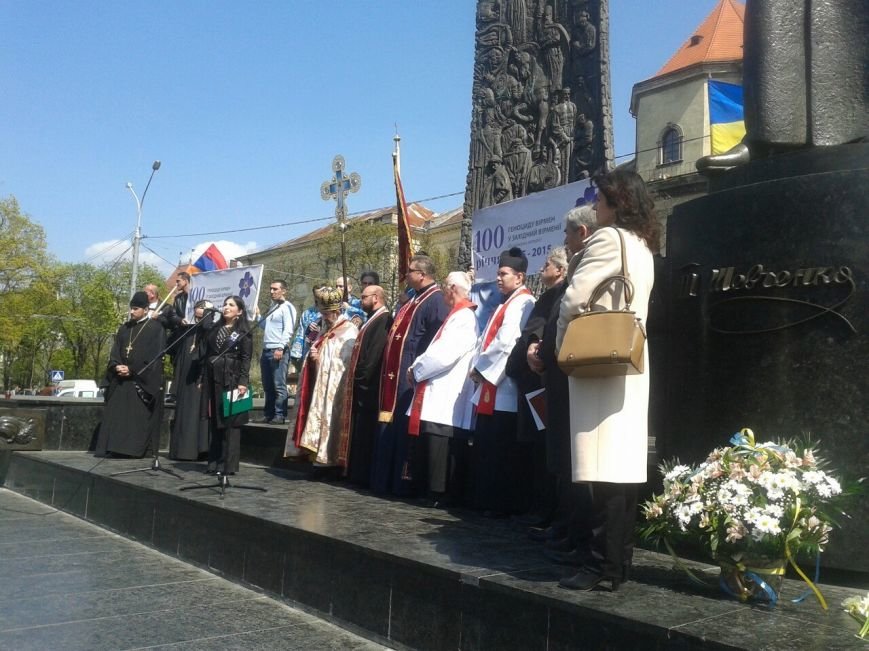 Сотні львів'ян вшанували пам'ять жертв геноциду вірмен (ФОТОРЕПОРТАЖ) (фото) - фото 4 Сотні львів'ян вшанували пам'ять жертв геноциду вірмен (ФОТОРЕПОРТАЖ) (фото) - фото 4