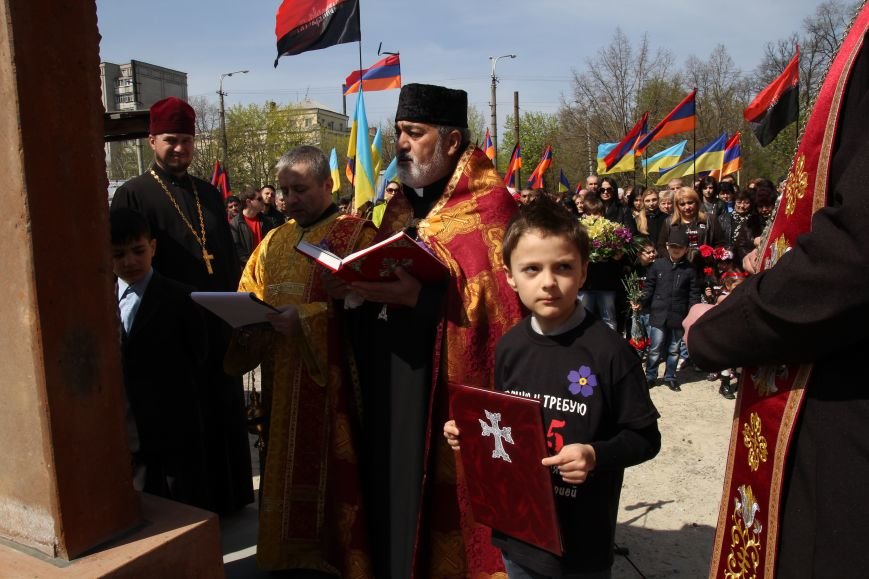 Как в Днепропетровске прошел День памяти жертв геноцида армян (ФОТОРЕПОРТАЖ) (фото) - фото 2 Как в Днепропетровске прошел День памяти жертв геноцида армян (ФОТОРЕПОРТАЖ) (фото) - фото 2