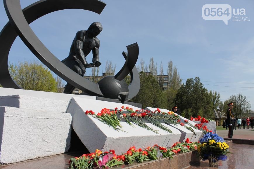В Кривом Роге: «Lexus» столкнулся с «ВАЗом», почтили память ликвидаторов аварии на ЧАЭС, сорвали изоляцию теплотрассы (фото) - фото 2 В Кривом Роге: «Lexus» столкнулся с «ВАЗом», почтили память ликвидаторов аварии на ЧАЭС, сорвали изоляцию теплотрассы (фото) - фото 2