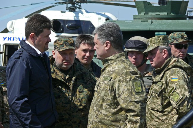 Президент Украины высоко оценил профессионализм николаевских военнослужащих (фото) - фото 2 Президент Украины высоко оценил профессионализм николаевских военнослужащих (фото) - фото 2