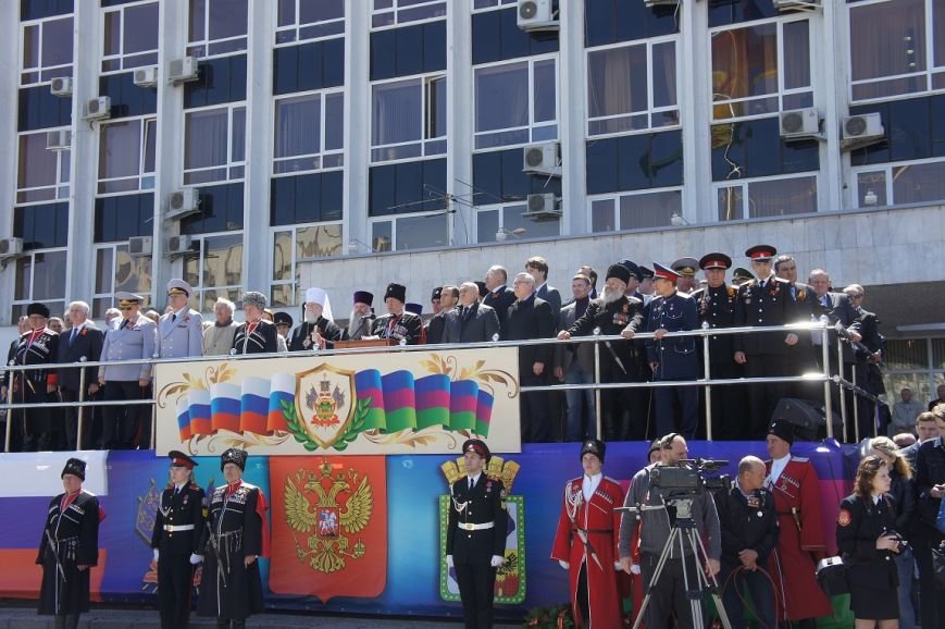 Более двухсот казаков из Белореченска приняли участие в параде (фото) - фото 1 Более двухсот казаков из Белореченска приняли участие в параде (фото) - фото 1