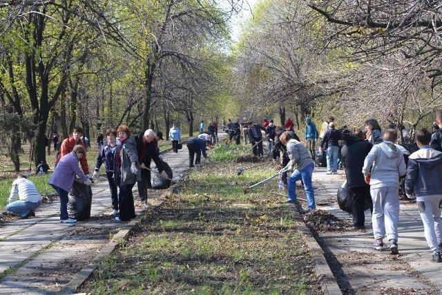 В Доброполье состоялась акция по уборке городского парка (фото) - фото 1 В Доброполье состоялась акция по уборке городского парка (фото) - фото 1