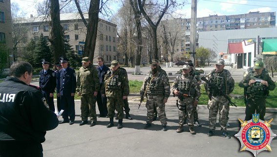 В Авдеевке состоялся публичный инструктаж личного состава милиции (ФОТО) (фото) - фото 1 В Авдеевке состоялся публичный инструктаж личного состава милиции (ФОТО) (фото) - фото 1