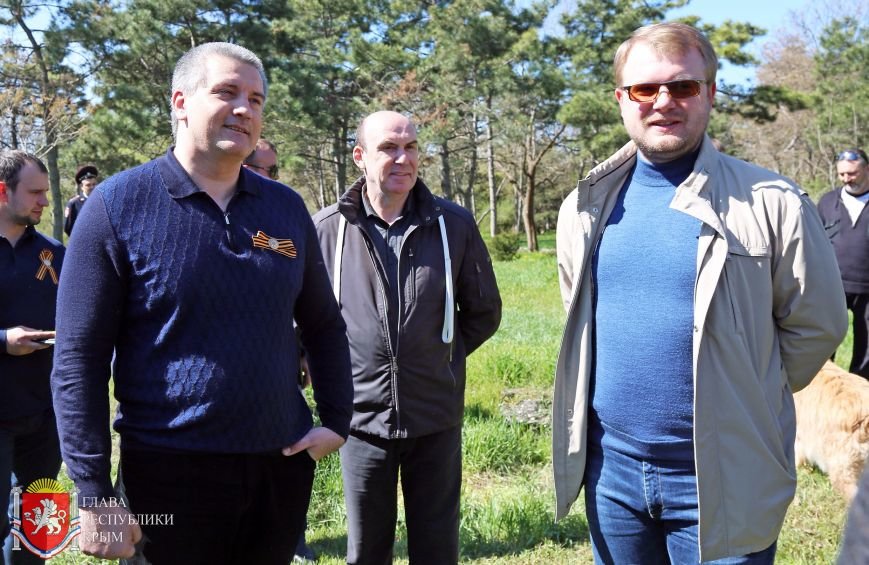 Аксенов высадил деревья в симферопольском парке и планирует подобные акции проводить каждые выходные (ФОТО) (фото) - фото 4 Аксенов высадил деревья в симферопольском парке и планирует подобные акции проводить каждые выходные (ФОТО) (фото) - фото 4