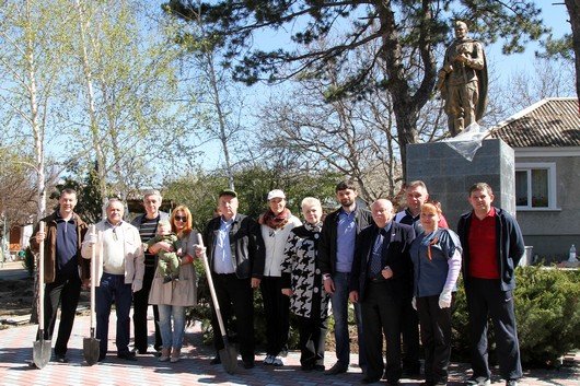 Аксенов высадил деревья в симферопольском парке и планирует подобные акции проводить каждые выходные (ФОТО) (фото) - фото 10 Аксенов высадил деревья в симферопольском парке и планирует подобные акции проводить каждые выходные (ФОТО) (фото) - фото 10
