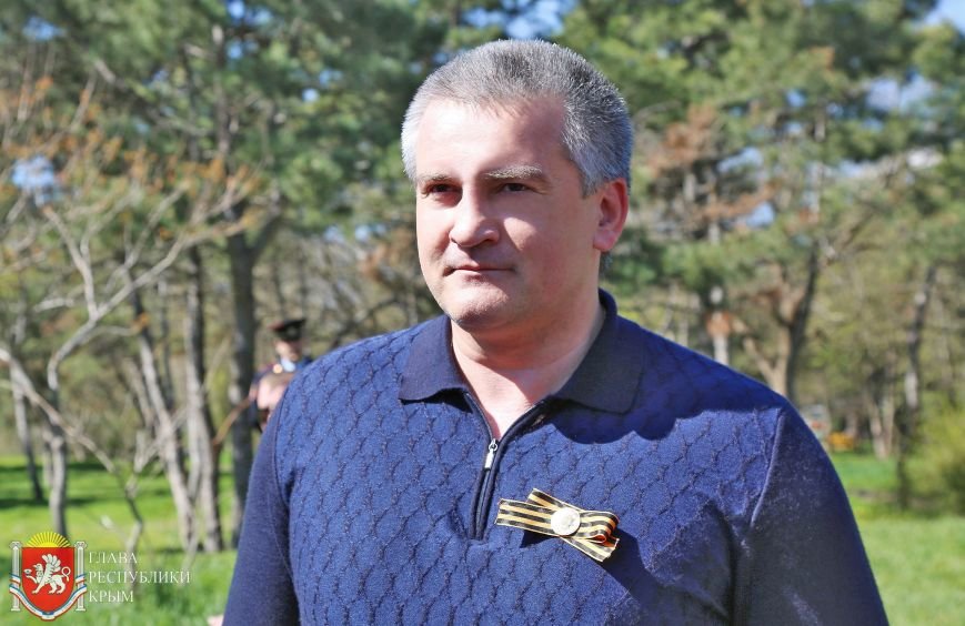 Аксенов высадил деревья в симферопольском парке и планирует подобные акции проводить каждые выходные (ФОТО) (фото) - фото 3 Аксенов высадил деревья в симферопольском парке и планирует подобные акции проводить каждые выходные (ФОТО) (фото) - фото 3