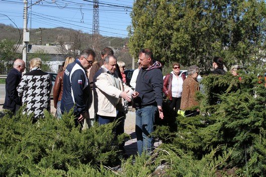 Аксенов высадил деревья в симферопольском парке и планирует подобные акции проводить каждые выходные (ФОТО) (фото) - фото 11 Аксенов высадил деревья в симферопольском парке и планирует подобные акции проводить каждые выходные (ФОТО) (фото) - фото 11