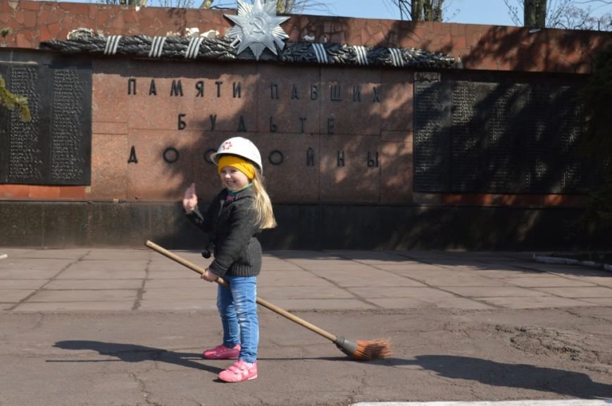 Металлурги Макеевки и Енакиево приняли участие в акции «Чистый город» (фото) - фото 5 Металлурги Макеевки и Енакиево приняли участие в акции «Чистый город» (фото) - фото 5