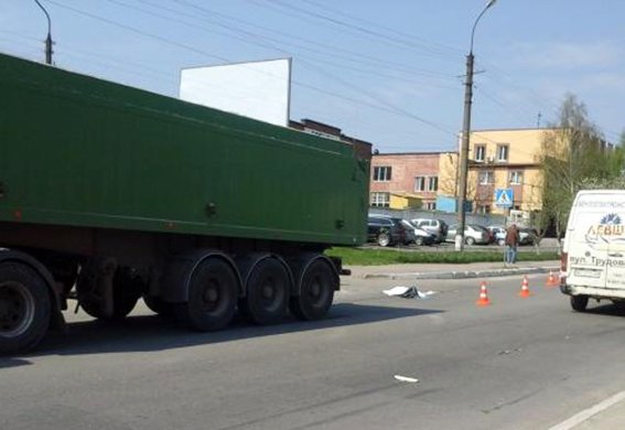 У Хмельницькому вантажівка на смерть збила 9-річного хлопчика (ФОТО) (фото) - фото 1 У Хмельницькому вантажівка на смерть збила 9-річного хлопчика (ФОТО) (фото) - фото 1