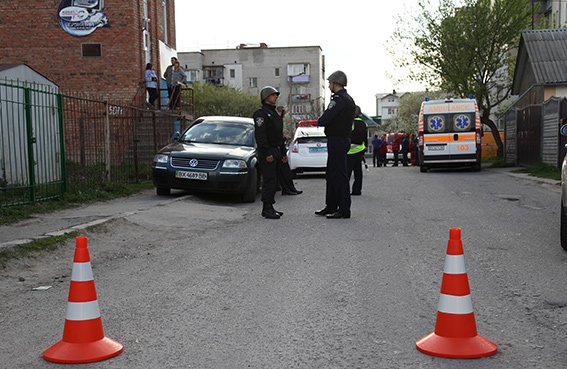На Хмельниччині невідомийпідкинув у багатоповерхівку предмет, схожий на вибуховий пристрій (ФОТО) (фото) - фото 1 На Хмельниччині невідомийпідкинув у багатоповерхівку предмет, схожий на вибуховий пристрій (ФОТО) (фото) - фото 1