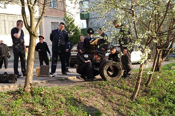 На Хмельниччині невідомийпідкинув у багатоповерхівку предмет, схожий на вибуховий пристрій (ФОТО) (фото) - фото 2 На Хмельниччині невідомийпідкинув у багатоповерхівку предмет, схожий на вибуховий пристрій (ФОТО) (фото) - фото 2