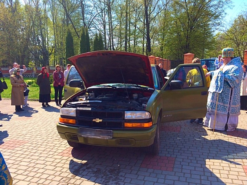 Хмельницька єпархія передала автомобіль для військових на фронт (фото) - фото 3 Хмельницька єпархія передала автомобіль для військових на фронт (фото) - фото 3