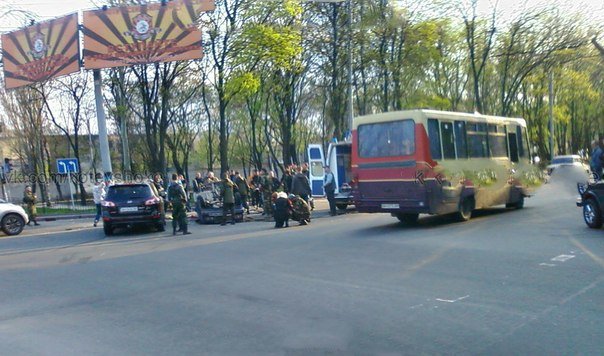 Пьяный боец «ДНР» устроил ДТП со стрельбой в центре Донецка (фото) - фото 1 Пьяный боец «ДНР» устроил ДТП со стрельбой в центре Донецка (фото) - фото 1