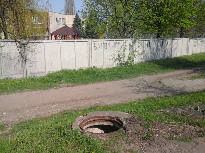 Только за одну неделю коммунальщики обнаружили 74 незакрытых колодца за неделю (ФОТО) (фото) - фото 2 Только за одну неделю коммунальщики обнаружили 74 незакрытых колодца за неделю (ФОТО) (фото) - фото 2