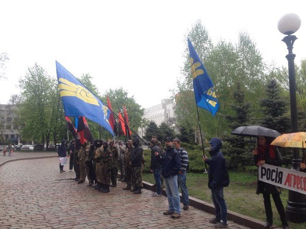 Возле Днепропетровского облсовета активисты требуют признать Россию странной-агрессором (ФОТО) (фото) - фото 1 Возле Днепропетровского облсовета активисты требуют признать Россию странной-агрессором (ФОТО) (фото) - фото 1