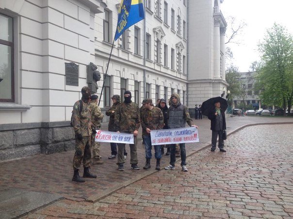 Возле Днепропетровского облсовета активисты требуют признать Россию странной-агрессором (ФОТО) (фото) - фото 1 Возле Днепропетровского облсовета активисты требуют признать Россию странной-агрессором (ФОТО) (фото) - фото 1