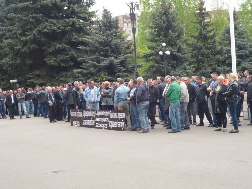 Криворожские перевозчики требовали повышения тарифа на проезд в маршрутках и ремонта дорог (ФОТО) (фото) - фото 1 Криворожские перевозчики требовали повышения тарифа на проезд в маршрутках и ремонта дорог (ФОТО) (фото) - фото 1