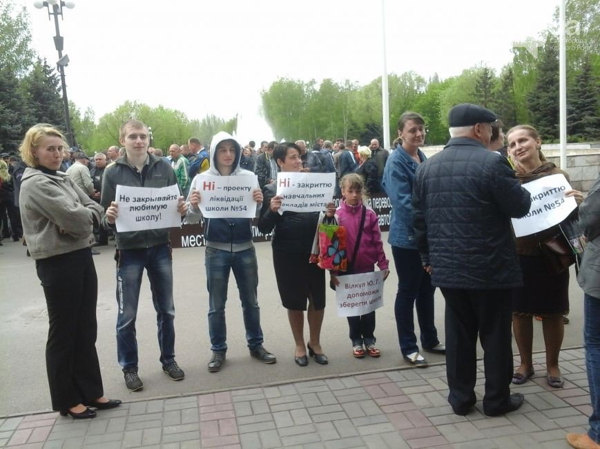 В Кривом Роге: депутаты закрыли школы, перевозчики митинговали, а мама Кузьмы Скрябина обратилась к криворожанам (фото) - фото 1 В Кривом Роге: депутаты закрыли школы, перевозчики митинговали, а мама Кузьмы Скрябина обратилась к криворожанам (фото) - фото 1