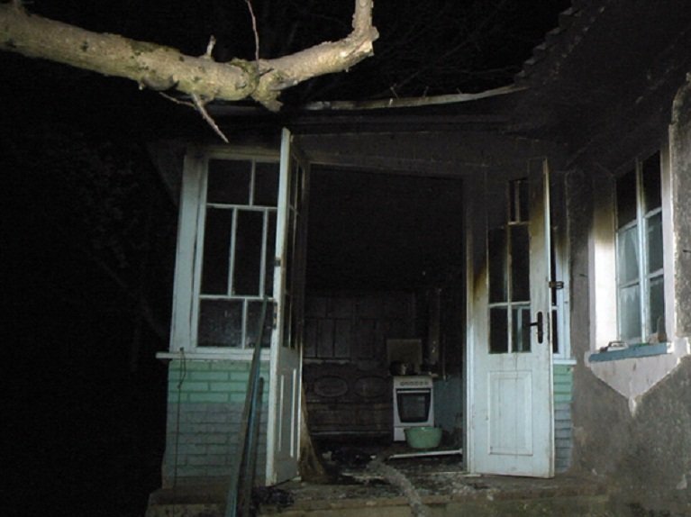 На Хмельниччині внаслідок пожежі у приватному будинку загинуло двоє дітей (ФОТО) (фото) - фото 1 На Хмельниччині внаслідок пожежі у приватному будинку загинуло двоє дітей (ФОТО) (фото) - фото 1