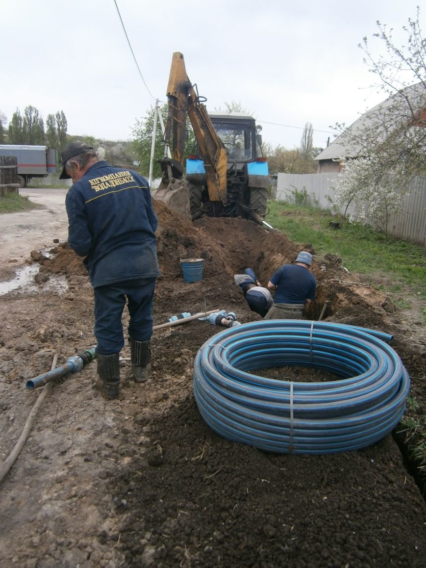 Димитровский водоканал совместно с жителями меняет водопроводные сети (Фоторепортаж) (фото) - фото 1 Димитровский водоканал совместно с жителями меняет водопроводные сети (Фоторепортаж) (фото) - фото 1