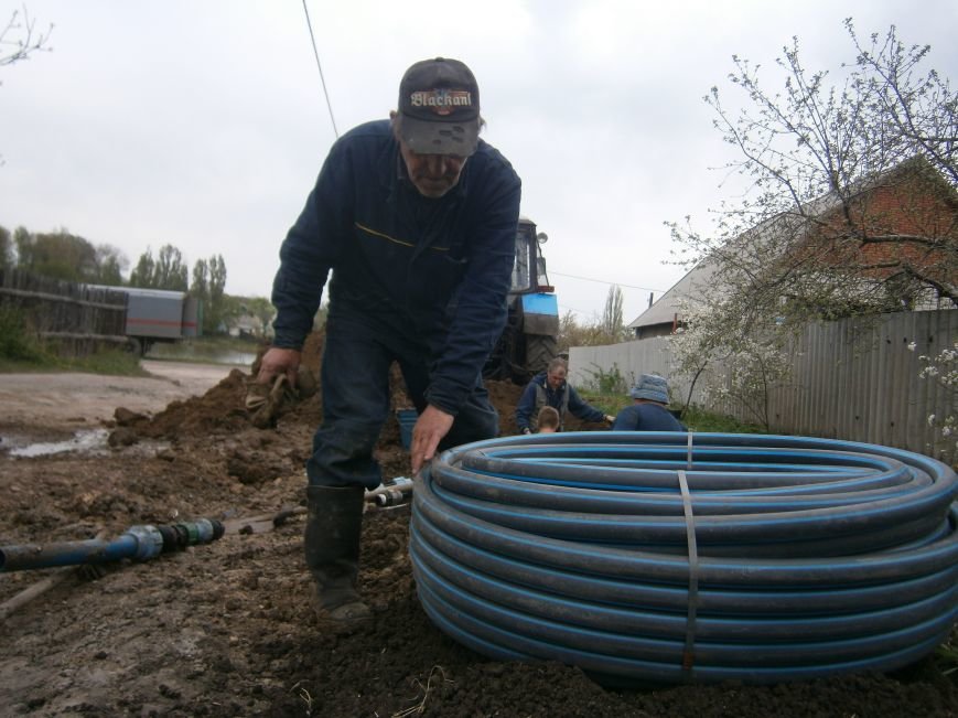 Димитровский водоканал совместно с жителями меняет водопроводные сети (Фоторепортаж) (фото) - фото 4 Димитровский водоканал совместно с жителями меняет водопроводные сети (Фоторепортаж) (фото) - фото 4