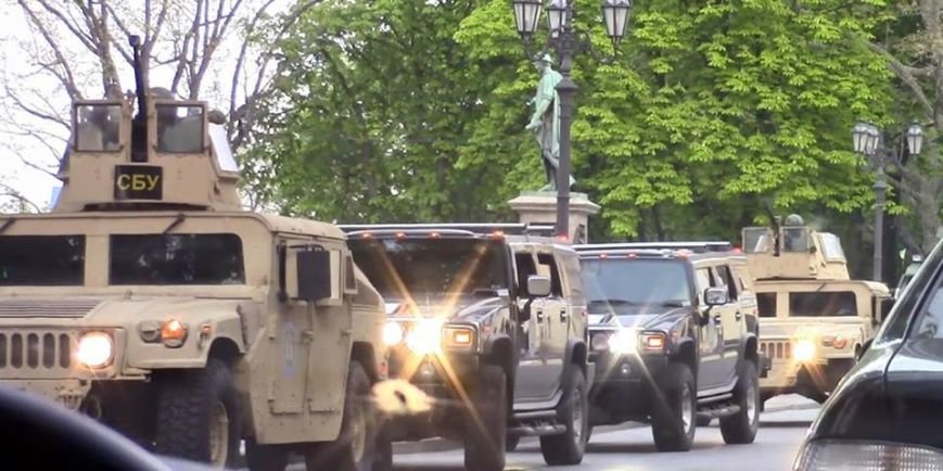 По Одессе курсируют бронированные военные автомобили (ФОТО) (фото) - фото 1 По Одессе курсируют бронированные военные автомобили (ФОТО) (фото) - фото 1