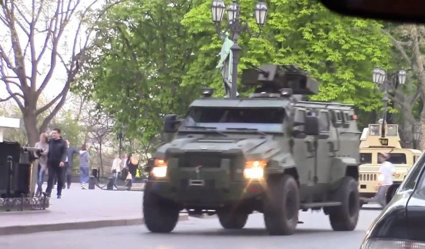 По Одессе курсируют бронированные военные автомобили (ФОТО) (фото) - фото 1 По Одессе курсируют бронированные военные автомобили (ФОТО) (фото) - фото 1