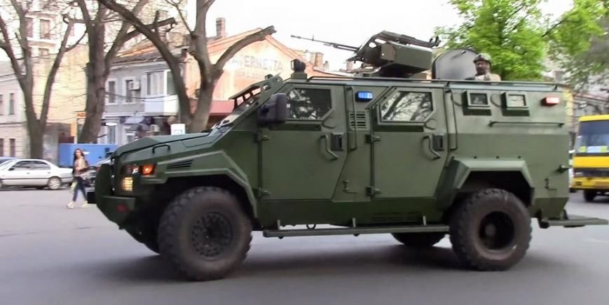 По Одессе курсируют бронированные военные автомобили (ФОТО) (фото) - фото 1 По Одессе курсируют бронированные военные автомобили (ФОТО) (фото) - фото 1
