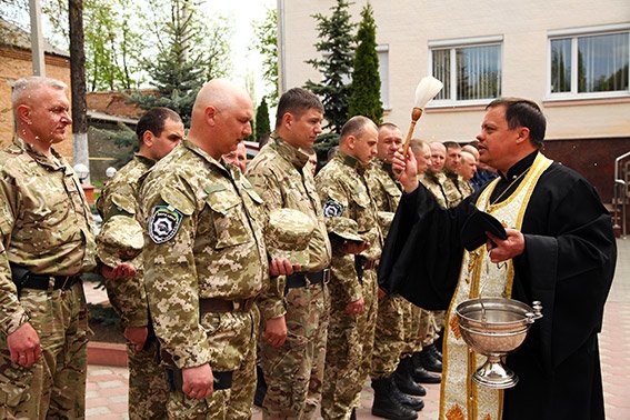 У зону АТО з Хмельницького вирушив зведений загін працівників ДАІ (фото) - фото 2 У зону АТО з Хмельницького вирушив зведений загін працівників ДАІ (фото) - фото 2
