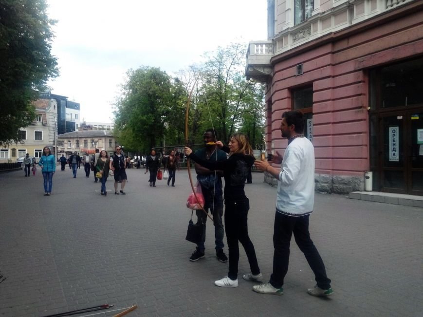 В центрі Івано-Франківська «вбивають» Путіна (ФОТО) (фото) - фото 3 В центрі Івано-Франківська «вбивають» Путіна (ФОТО) (фото) - фото 3