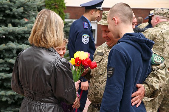 На Хмельниччину зі служби у зоні АТО повернулися 17 працівників ДАІ (ФОТО) (фото) - фото 2 На Хмельниччину зі служби у зоні АТО повернулися 17 працівників ДАІ (ФОТО) (фото) - фото 2