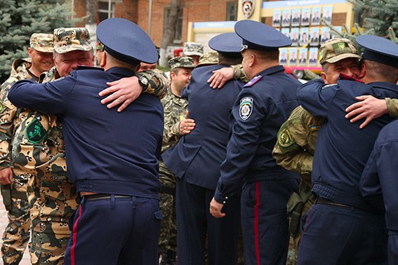 На Хмельниччину зі служби у зоні АТО повернулися 17 працівників ДАІ (ФОТО) (фото) - фото 3 На Хмельниччину зі служби у зоні АТО повернулися 17 працівників ДАІ (ФОТО) (фото) - фото 3