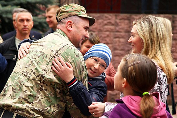 На Хмельниччину зі служби у зоні АТО повернулися 17 працівників ДАІ (ФОТО) (фото) - фото 4 На Хмельниччину зі служби у зоні АТО повернулися 17 працівників ДАІ (ФОТО) (фото) - фото 4