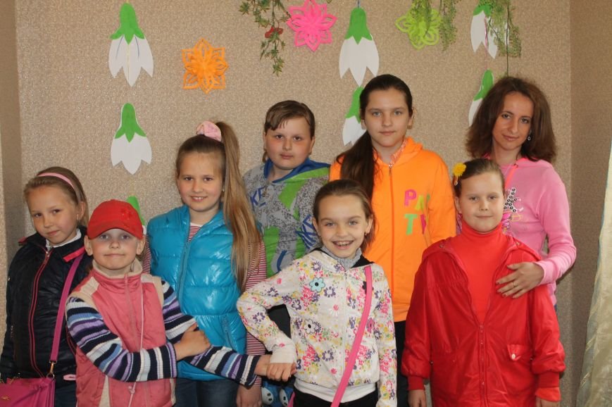 В клубе школьника «Улыбка» на майких праздниках с удовольствием проводит время артемовская детвора (фото) - фото 4 В клубе школьника «Улыбка» на майких праздниках с удовольствием проводит время артемовская детвора (фото) - фото 4