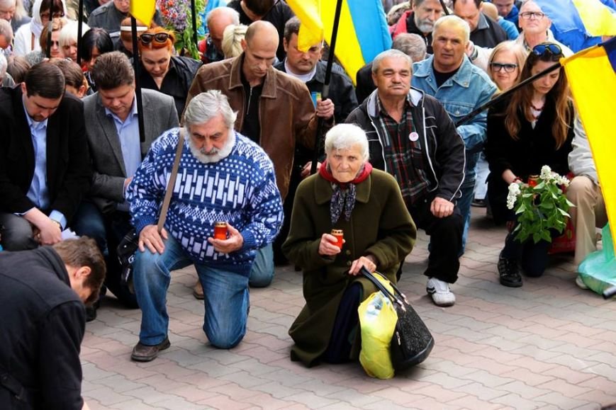 Герои не умирают: в Одессе почтили память погибших 2 мая, стоя на коленях (ФОТОРЕПОРТАЖ) (фото) - фото 7 Герои не умирают: в Одессе почтили память погибших 2 мая, стоя на коленях (ФОТОРЕПОРТАЖ) (фото) - фото 7