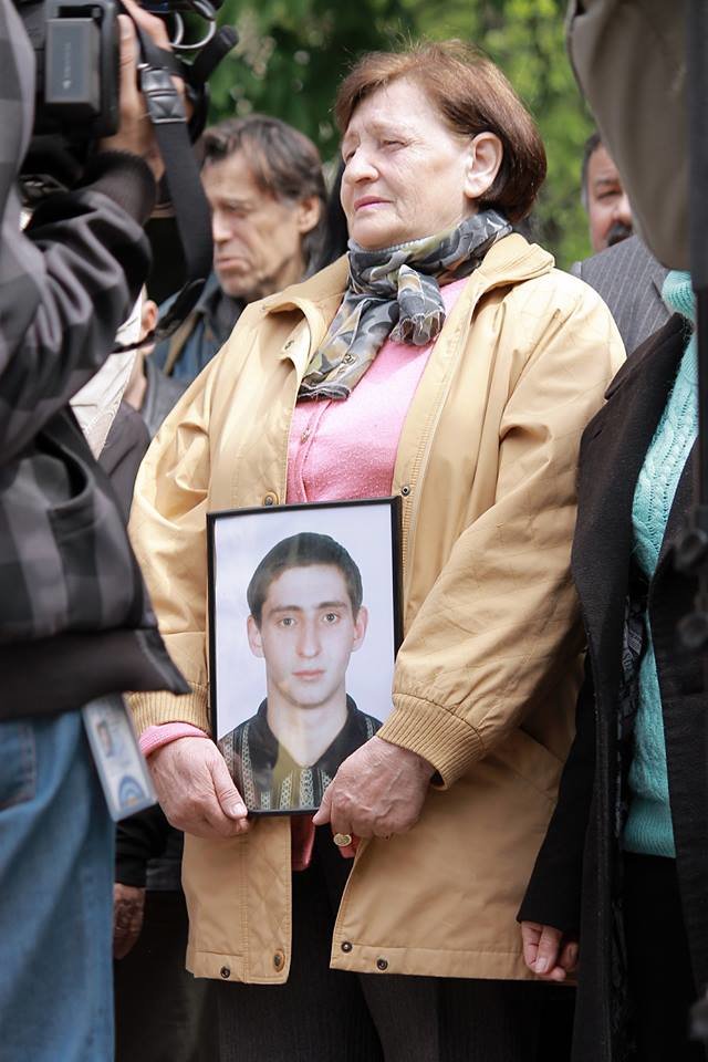 Герои не умирают: в Одессе почтили память погибших 2 мая, стоя на коленях (ФОТОРЕПОРТАЖ) (фото) - фото 7 Герои не умирают: в Одессе почтили память погибших 2 мая, стоя на коленях (ФОТОРЕПОРТАЖ) (фото) - фото 7