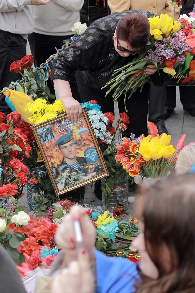 Герои не умирают: в Одессе почтили память погибших 2 мая, стоя на коленях (ФОТОРЕПОРТАЖ) (фото) - фото 7 Герои не умирают: в Одессе почтили память погибших 2 мая, стоя на коленях (ФОТОРЕПОРТАЖ) (фото) - фото 7