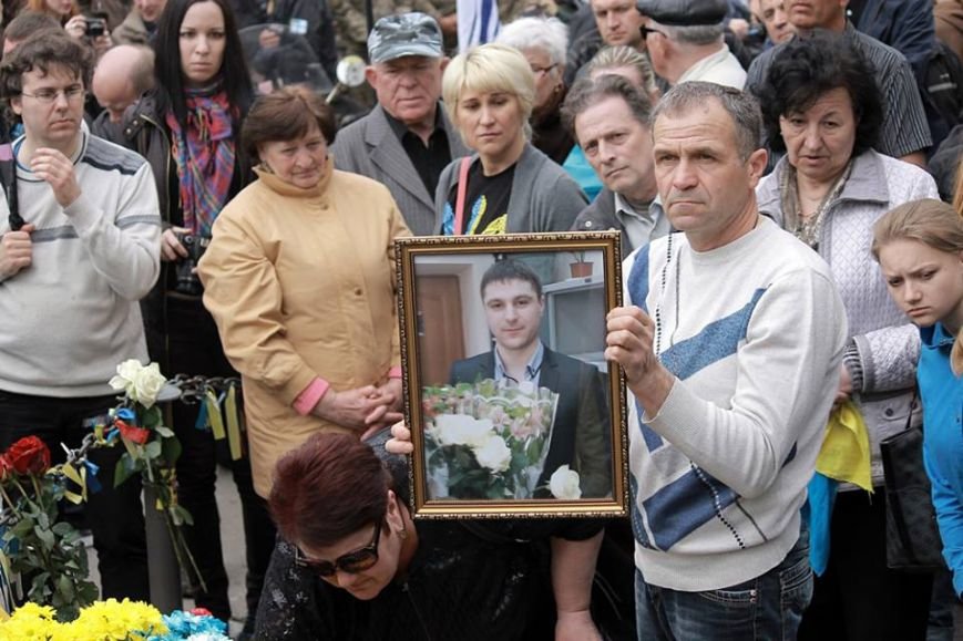 Герои не умирают: в Одессе почтили память погибших 2 мая, стоя на коленях (ФОТОРЕПОРТАЖ) (фото) - фото 7 Герои не умирают: в Одессе почтили память погибших 2 мая, стоя на коленях (ФОТОРЕПОРТАЖ) (фото) - фото 7