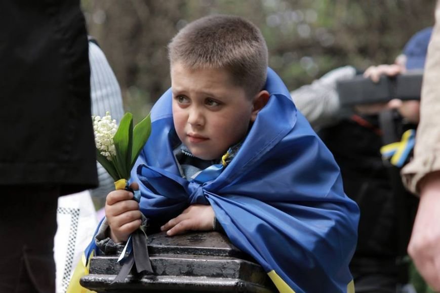 Герои не умирают: в Одессе почтили память погибших 2 мая, стоя на коленях (ФОТОРЕПОРТАЖ) (фото) - фото 7 Герои не умирают: в Одессе почтили память погибших 2 мая, стоя на коленях (ФОТОРЕПОРТАЖ) (фото) - фото 7