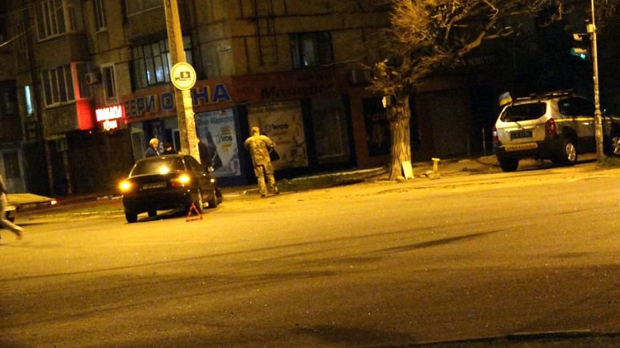 В Мариуполе автомобиль на перекрестке врезался в столб (Фотофакт) (фото) - фото 1 В Мариуполе автомобиль на перекрестке врезался в столб (Фотофакт) (фото) - фото 1