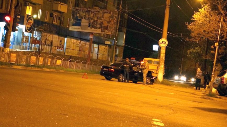 В Мариуполе автомобиль на перекрестке врезался в столб (Фотофакт) (фото) - фото 1 В Мариуполе автомобиль на перекрестке врезался в столб (Фотофакт) (фото) - фото 1