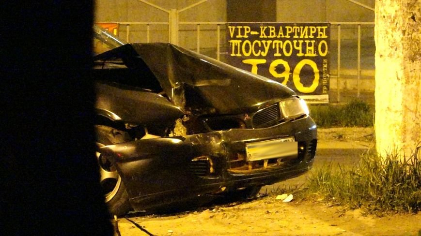 В Мариуполе автомобиль на перекрестке врезался в столб (Фотофакт) (фото) - фото 1 В Мариуполе автомобиль на перекрестке врезался в столб (Фотофакт) (фото) - фото 1