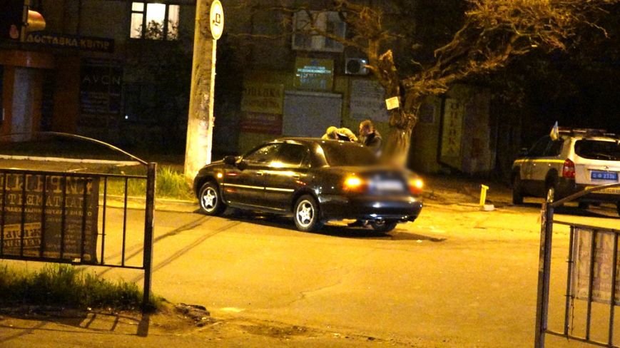 В Мариуполе автомобиль врезался в столб (Фотофакт) (фото) - фото 1 В Мариуполе автомобиль врезался в столб (Фотофакт) (фото) - фото 1