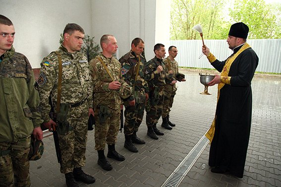 У зону АТО вирушив черговий десант хмельницьких правоохоронців (ФОТО) (фото) - фото 3 У зону АТО вирушив черговий десант хмельницьких правоохоронців (ФОТО) (фото) - фото 3