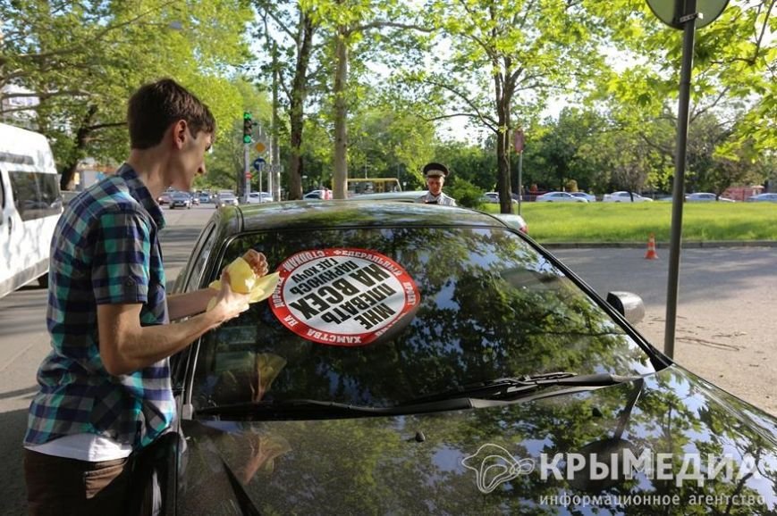 У здания Совмина Крыма активисты «СтопХама» оклеили стикерами непра... У здания Совмина Крыма активисты «СтопХама» оклеили стикерами неправильно припаркованные авто (ФОТО) (фото) - фото 1