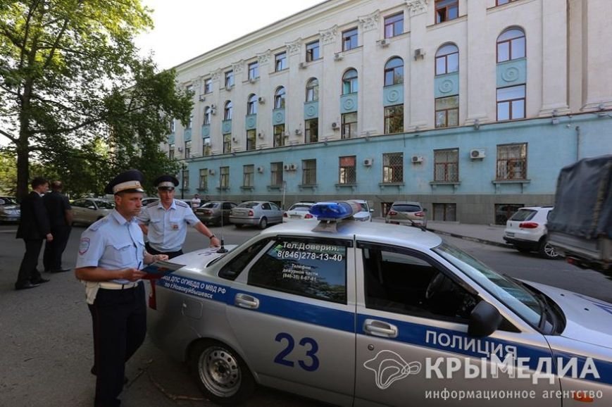 У здания Совмина Крыма активисты «СтопХама» оклеили стикерами непра... У здания Совмина Крыма активисты «СтопХама» оклеили стикерами неправильно припаркованные авто (ФОТО) (фото) - фото 11