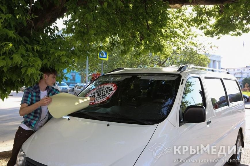У здания Совмина Крыма активисты «СтопХама» оклеили стикерами непра... У здания Совмина Крыма активисты «СтопХама» оклеили стикерами неправильно припаркованные авто (ФОТО) (фото) - фото 4