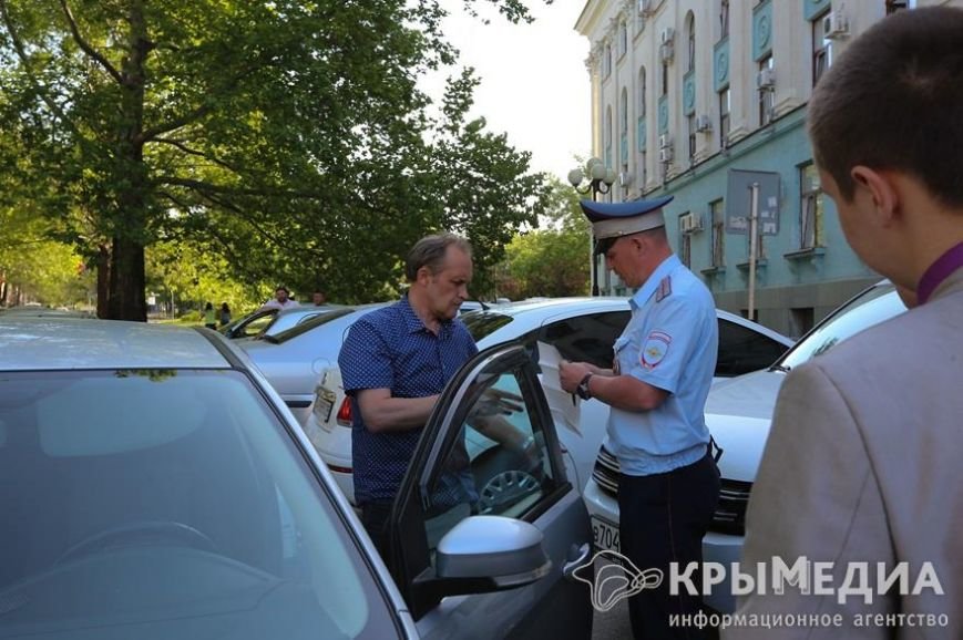 У здания Совмина Крыма активисты «СтопХама» оклеили стикерами непра... У здания Совмина Крыма активисты «СтопХама» оклеили стикерами неправильно припаркованные авто (ФОТО) (фото) - фото 12